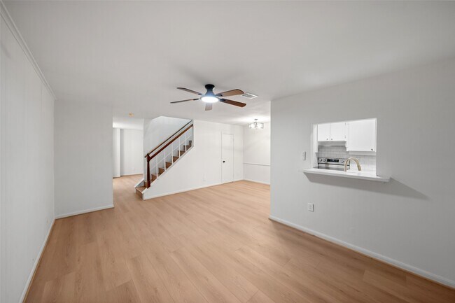 Building Photo - 9654 Westview Dr