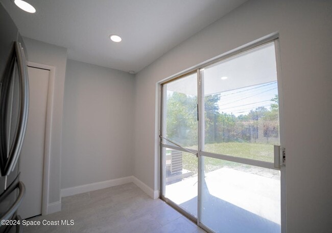 Building Photo - 230 W Towne Pl