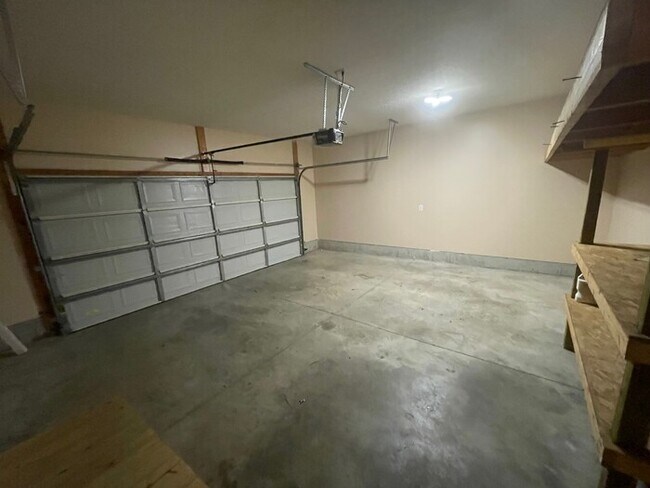 Building Photo - 5BD/4BA Single Family Home