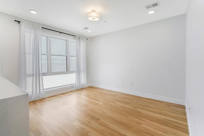 Building Photo - 382 7th St