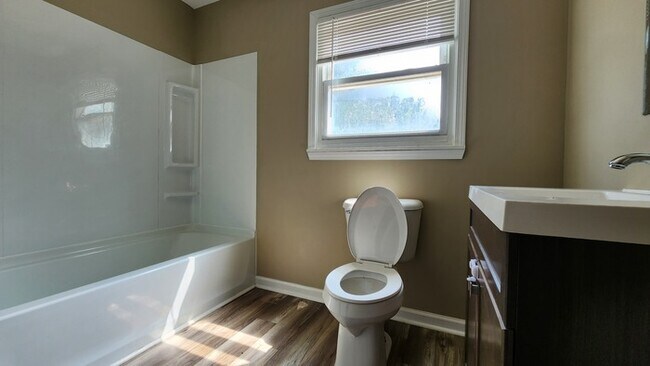 Building Photo - Roomy, Renovated House for Lease