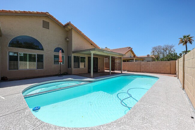 Building Photo - Welcome to this stunning 4 bedroom, 2 bath...
