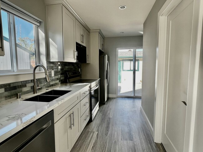 Building Photo - 620 Columbia St