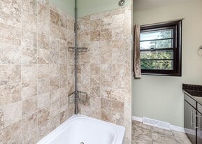 Building Photo - 322 Crown Point