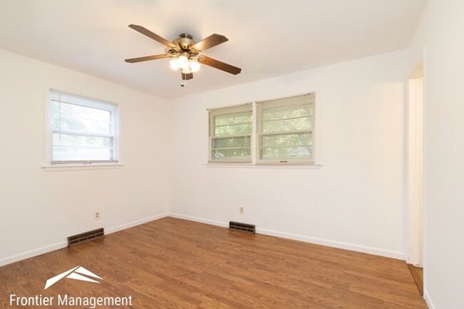 Building Photo - 1733 Vaughn Dr
