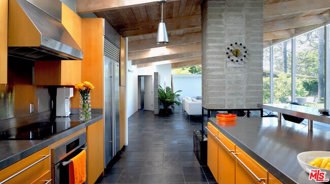 Building Photo - 15146 Mulholland Dr