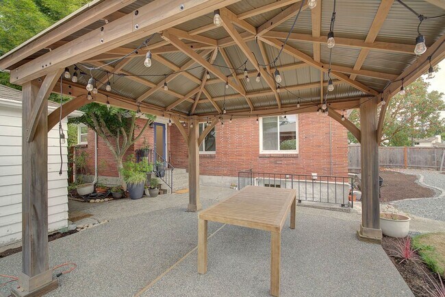 Building Photo - 4Bd/1.75Ba Edmonds House