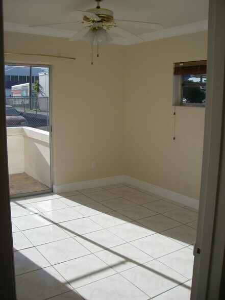 Building Photo - 685 Miller Dr