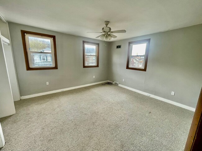 Building Photo - 2 Bed 2 Bath- Beaver Falls PA