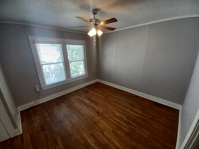Building Photo - 214 Funston Pl