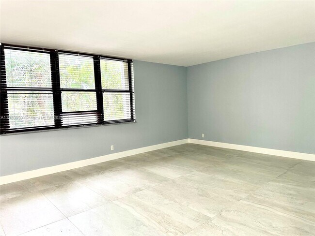 Building Photo - 20350 W Country Club Dr