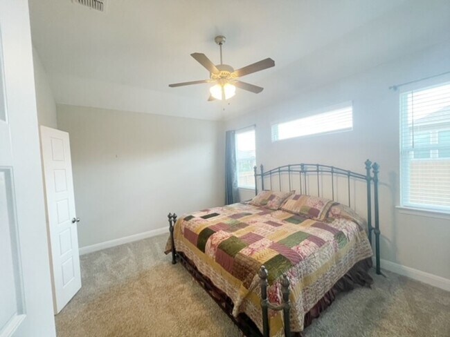 Building Photo - This stunning, 4BED/2BATH, well maintained...