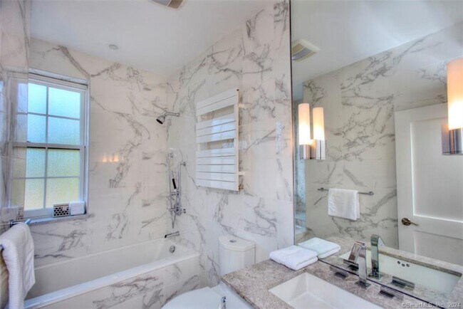 Building Photo - 5 Church Ln