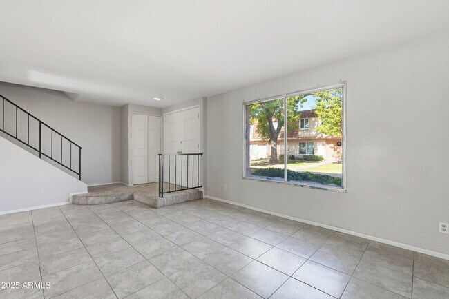 Building Photo - 1628 E Logan Dr