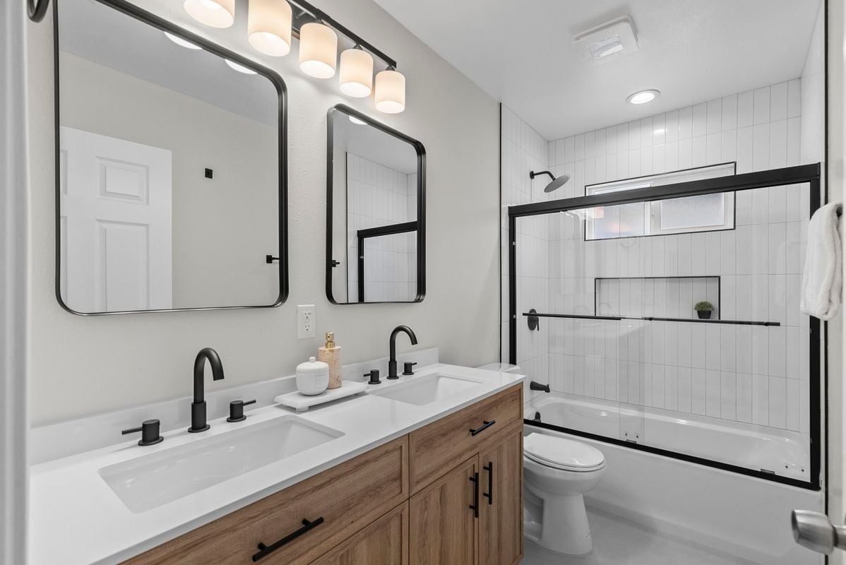 Building Photo - 1747 W 39th Pl