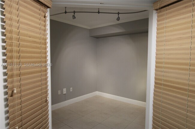 Building Photo - 15495 N Miami Lakeway