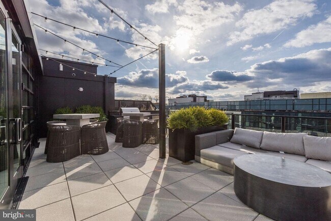 Building Photo - River-View 2BD Luxury Condo with Balcony and Parking!