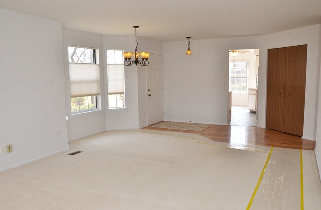 Building Photo - 636 Village Rd