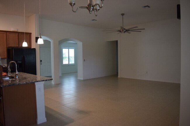 Building Photo - Gorgeous & Tropical 4 bedroom 3 Bath