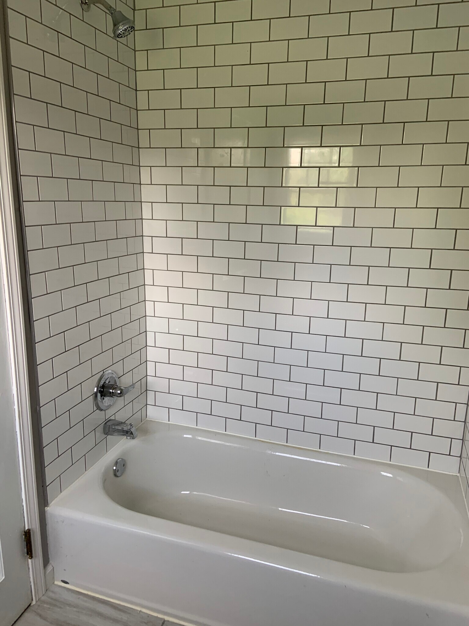 Full bath - 2050 New Linden Rd