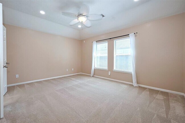 Building Photo - 2819 Lakecrest Way Dr