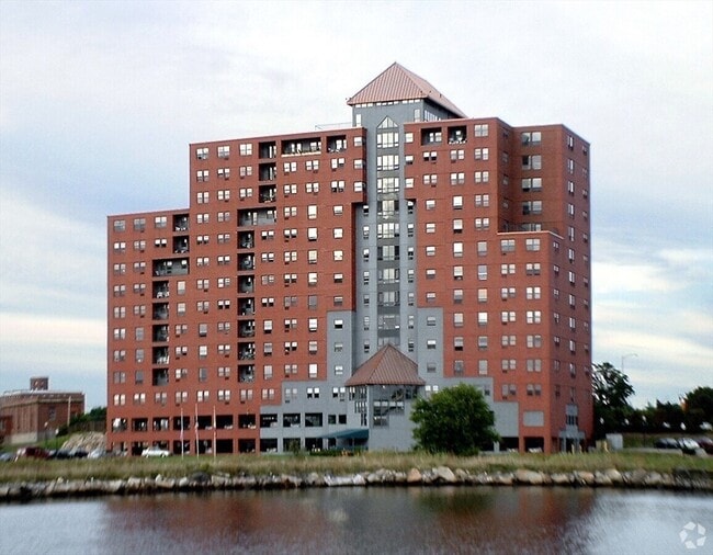 Primary Photo - 750 Davol St