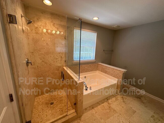 Building Photo - 6033 Queens Walk Ct