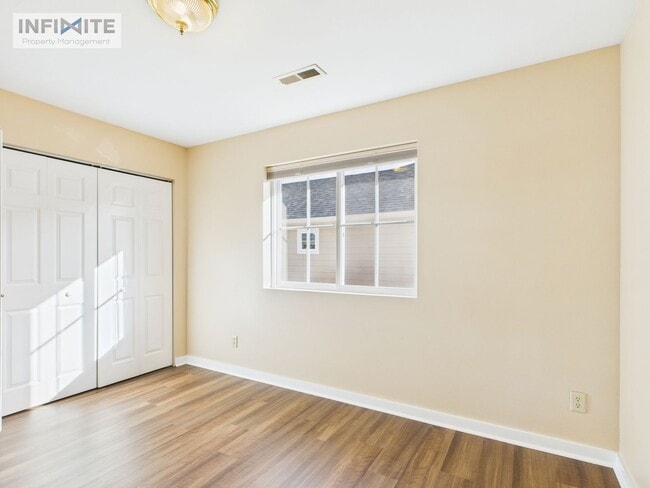 Building Photo - Bright & Updated 2 Bedroom Condo with Mountain Views – Available Now!