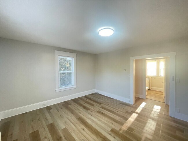 Building Photo - 55 Henriette St