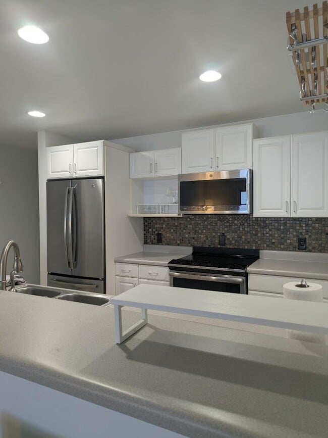 Building Photo - Bright and Spacious Condo for Rent in Downtown Verona