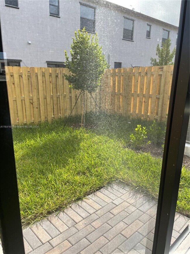 Building Photo - 21447 NE 2nd Pl