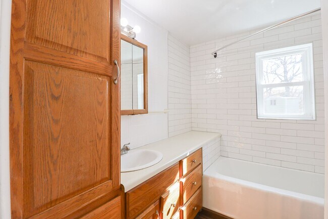 Building Photo - 4 Bed | 1.5 Bath in North Tulsa!