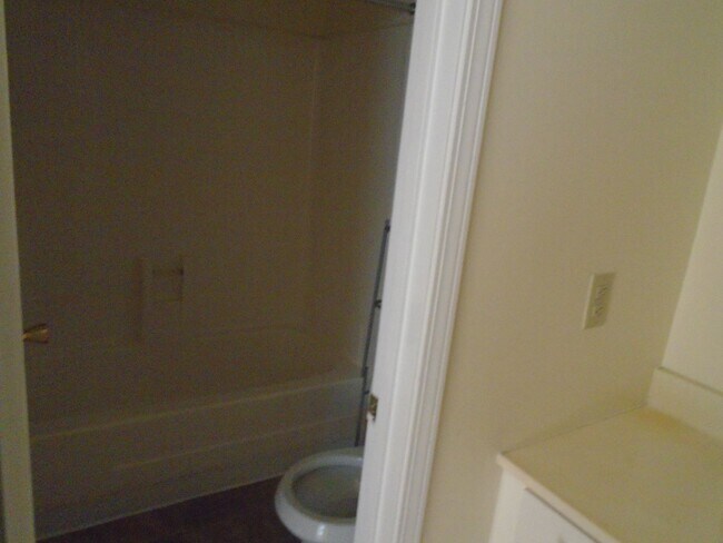 Building Photo - Nice Condo