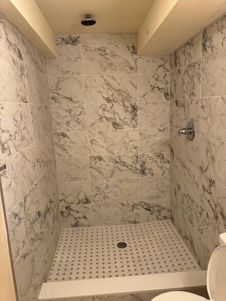 Building Photo - 8701 Lindendale Dr