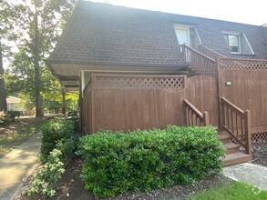 Building Photo - Two-bedroom condo located in Chapel Hill