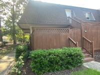 Building Photo - Two-bedroom condo located in Chapel Hill