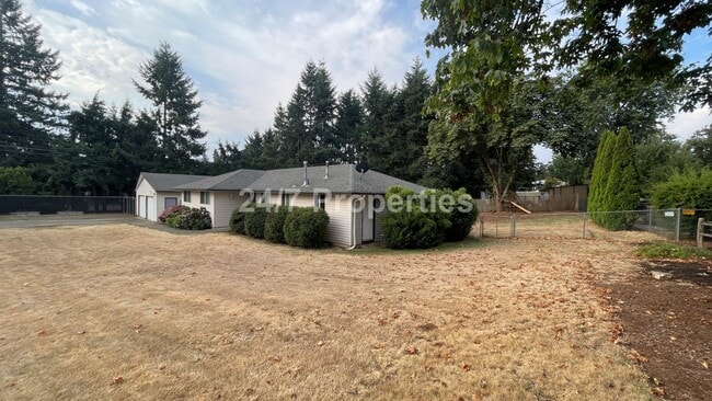 Building Photo - 3 BD | 2 BA Single-Level Home on Sprawling...