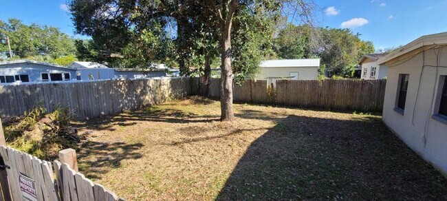 Building Photo - 2027 BENTLEY ST