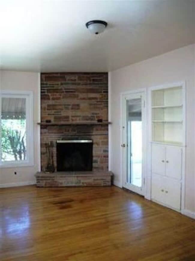 Building Photo - CUTE HOME IN EAST SACRAMENTO!!