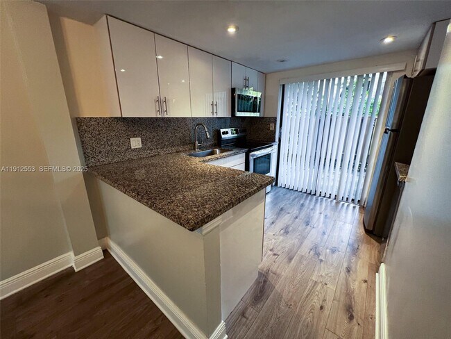 Building Photo - 185 Wimbledon Lakes Dr