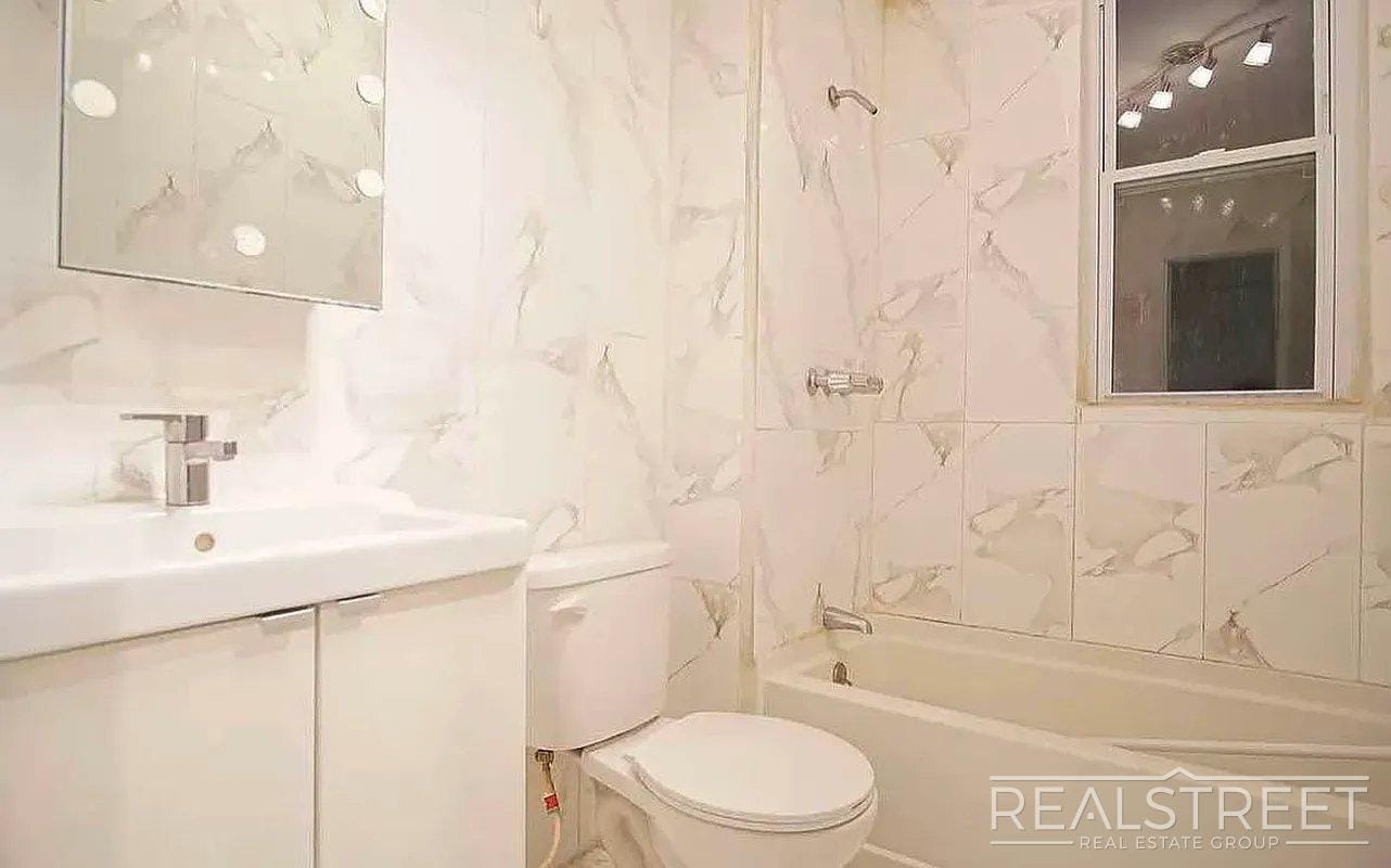 Building Photo - Gates Avenue