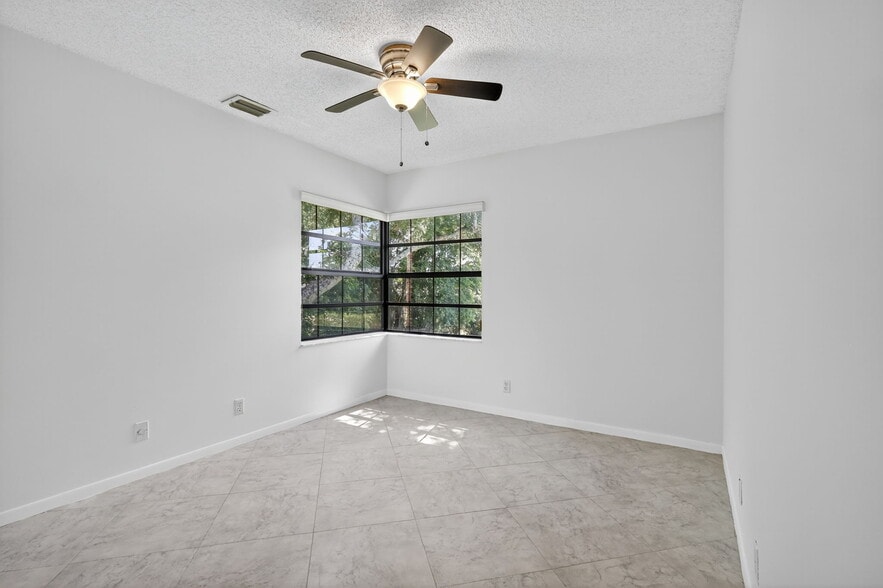 Building Photo - 5475 Verona Dr