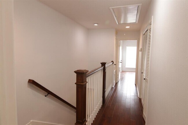 Building Photo - 926 Memorial Village Dr