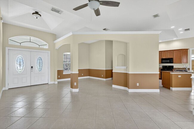 Building Photo - Large and Clean home on a corner lot. 3 Be...