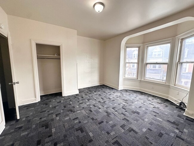 Building Photo - 4 Bedroom 1 Bathroom w/Garage in York City!