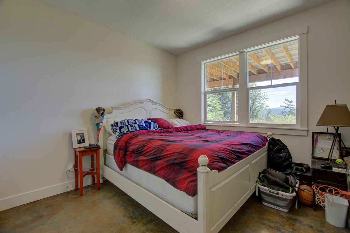 Building Photo - 14070 SE Baumback Ave