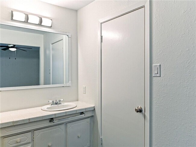 Building Photo - 6911 Thorncliffe Dr