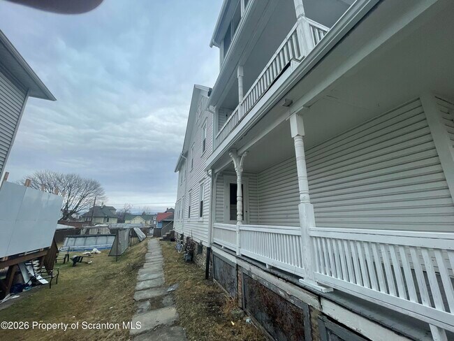 Building Photo - 949 N Irving Ave