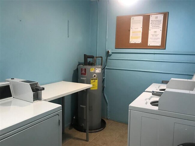 Building Photo - 1950 N Andrews Ave