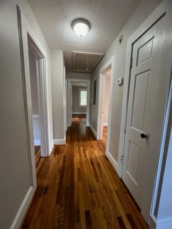 Building Photo - Adorable 3 Bedroom/2 Bath Home located in ...